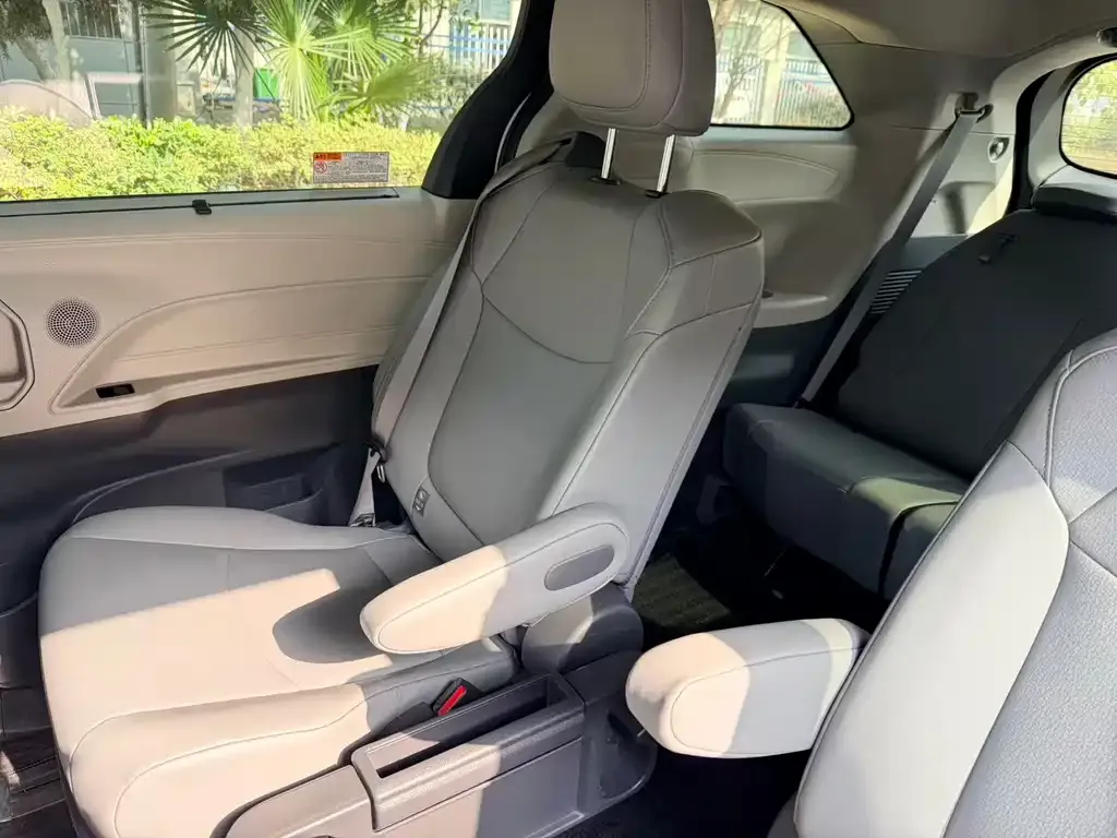 Toyota Granvia — фото 5