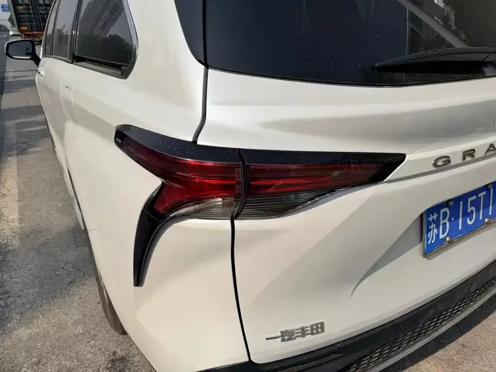 Toyota Granvia — фото 7