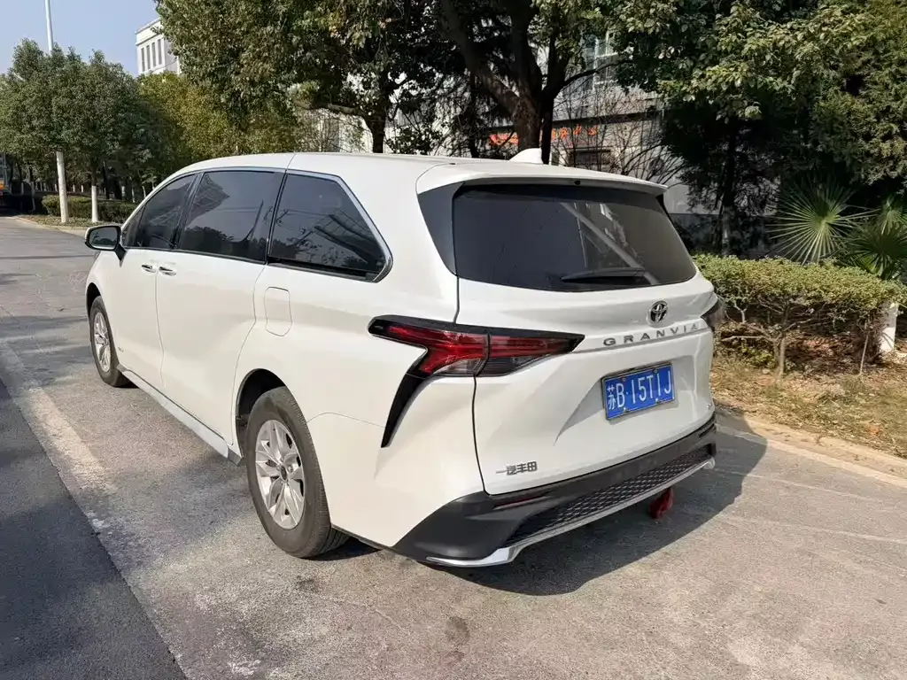 Toyota Granvia — фото 8