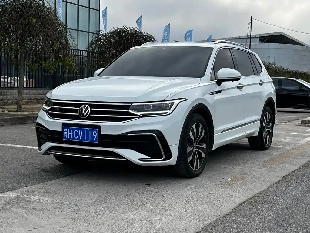 Volkswagen Tiguan L — фото 1