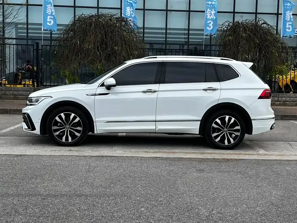 Volkswagen Tiguan L — фото 10