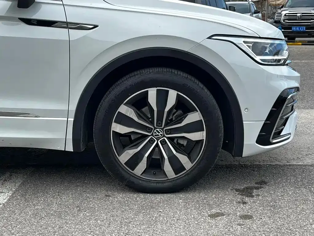Volkswagen Tiguan L — фото 7