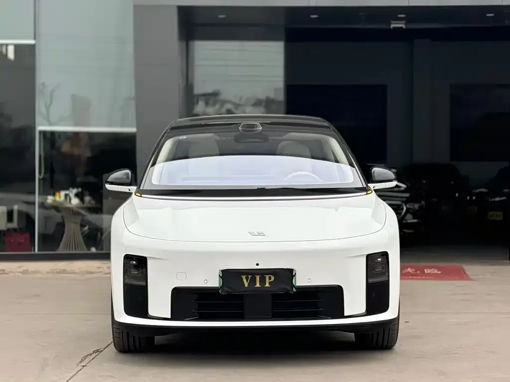 Li Auto i8 — фото 2