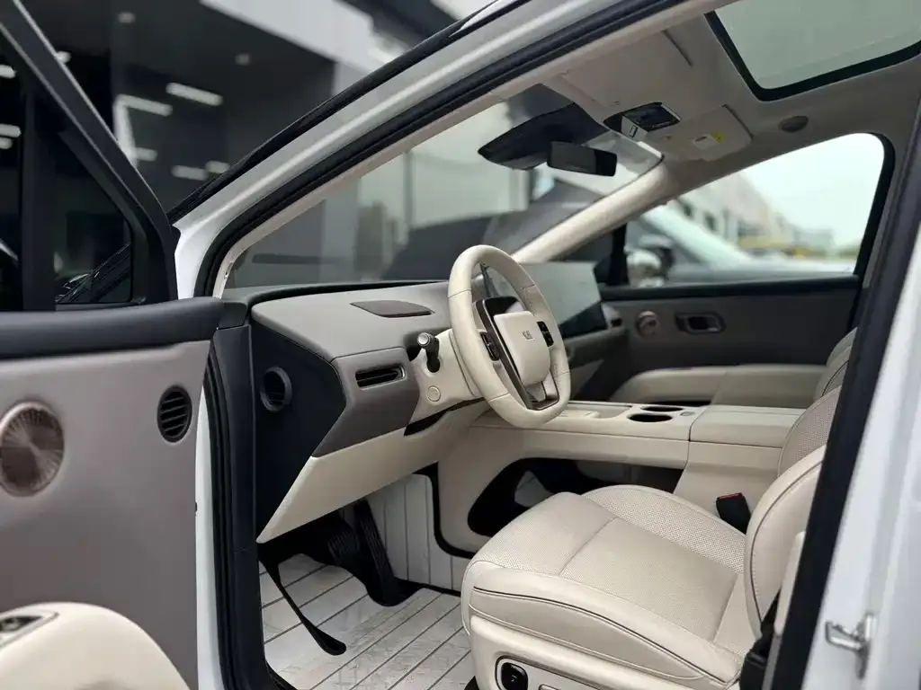 Li Auto i8 — фото 7