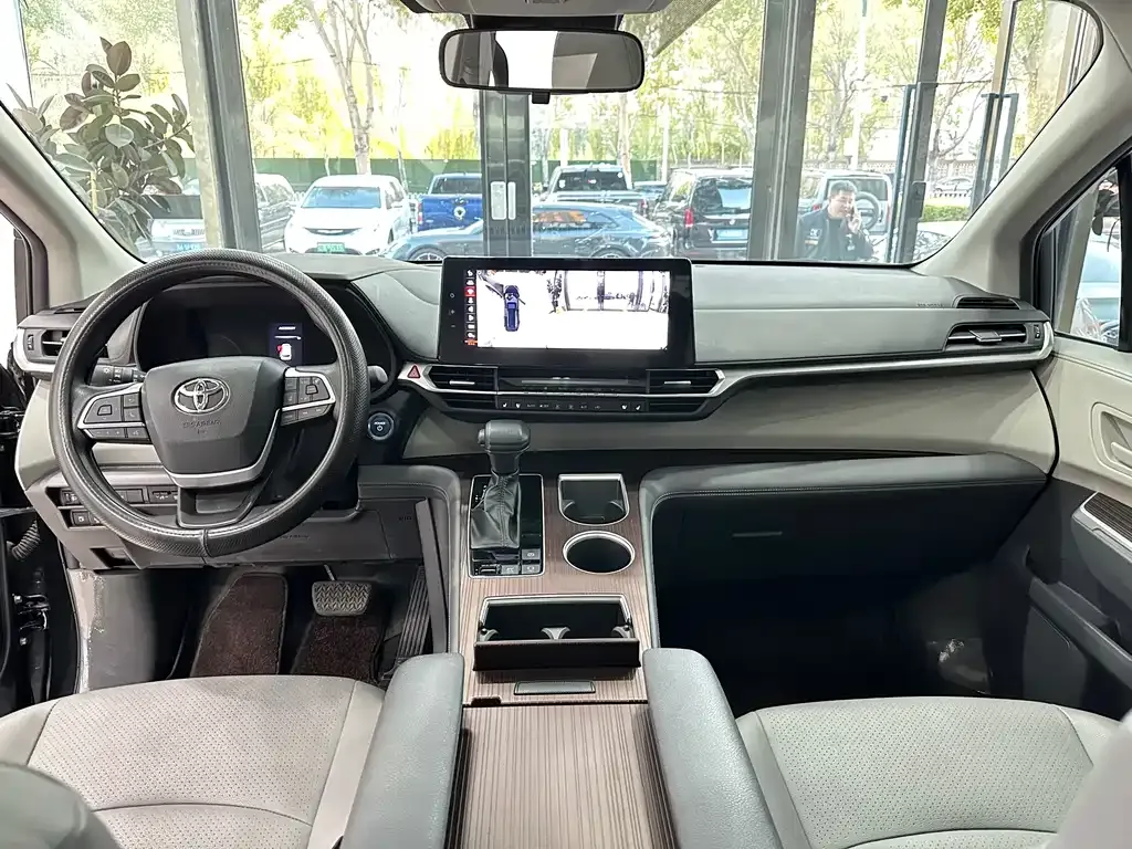Toyota Granvia — фото 6