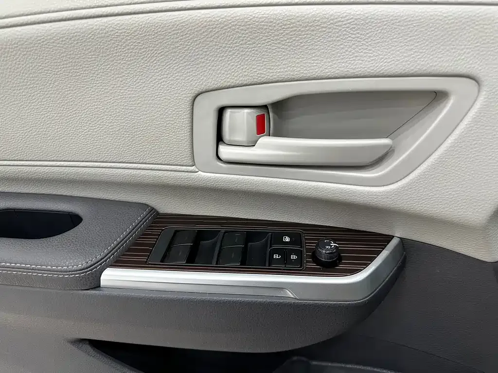 Toyota Granvia — фото 7