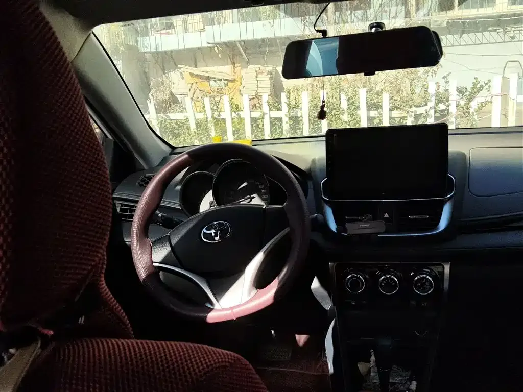 Toyota Yaris L — фото 3