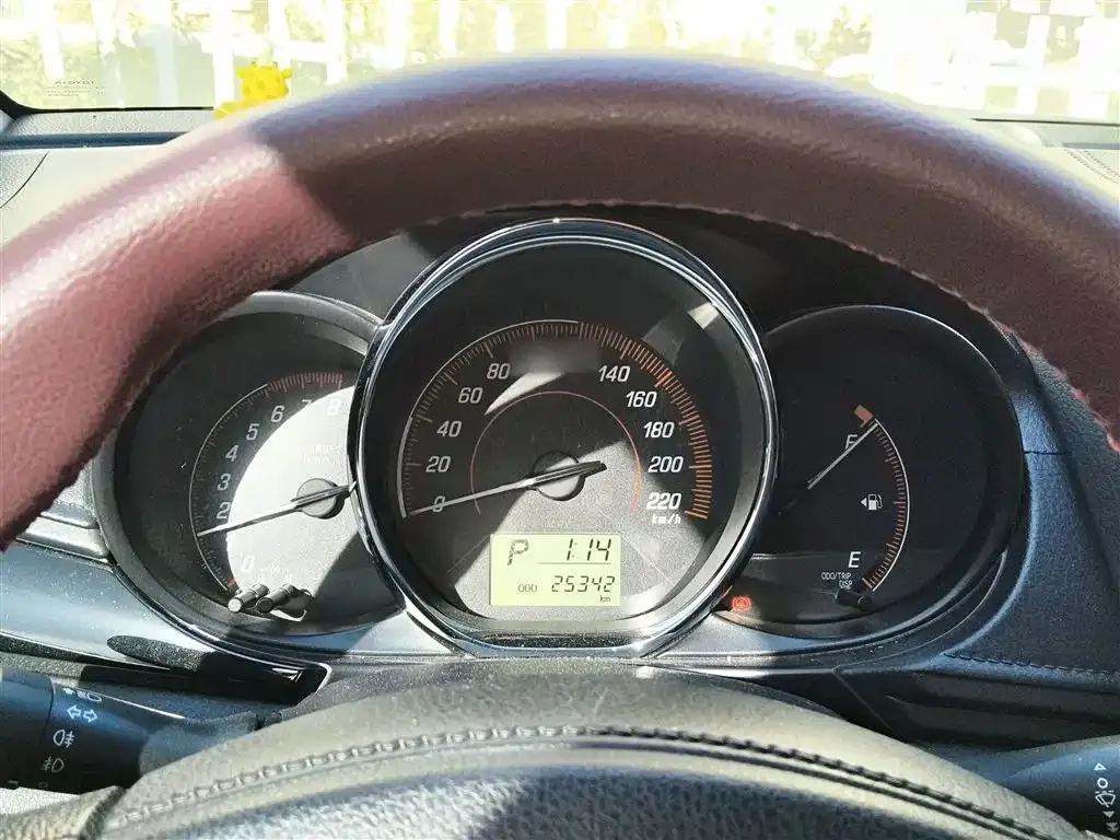 Toyota Yaris L — фото 4