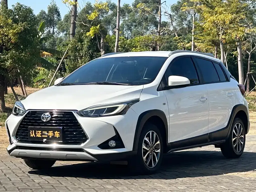 Toyota Yaris L — фото 1