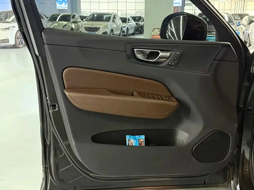 Volvo XC60 — фото 10