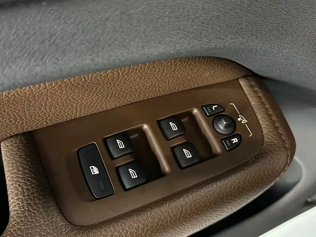 Volvo XC60 — фото 9