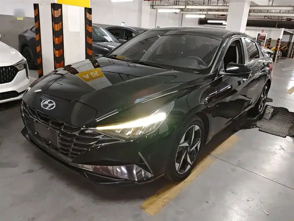 Hyundai Elantra — фото 1