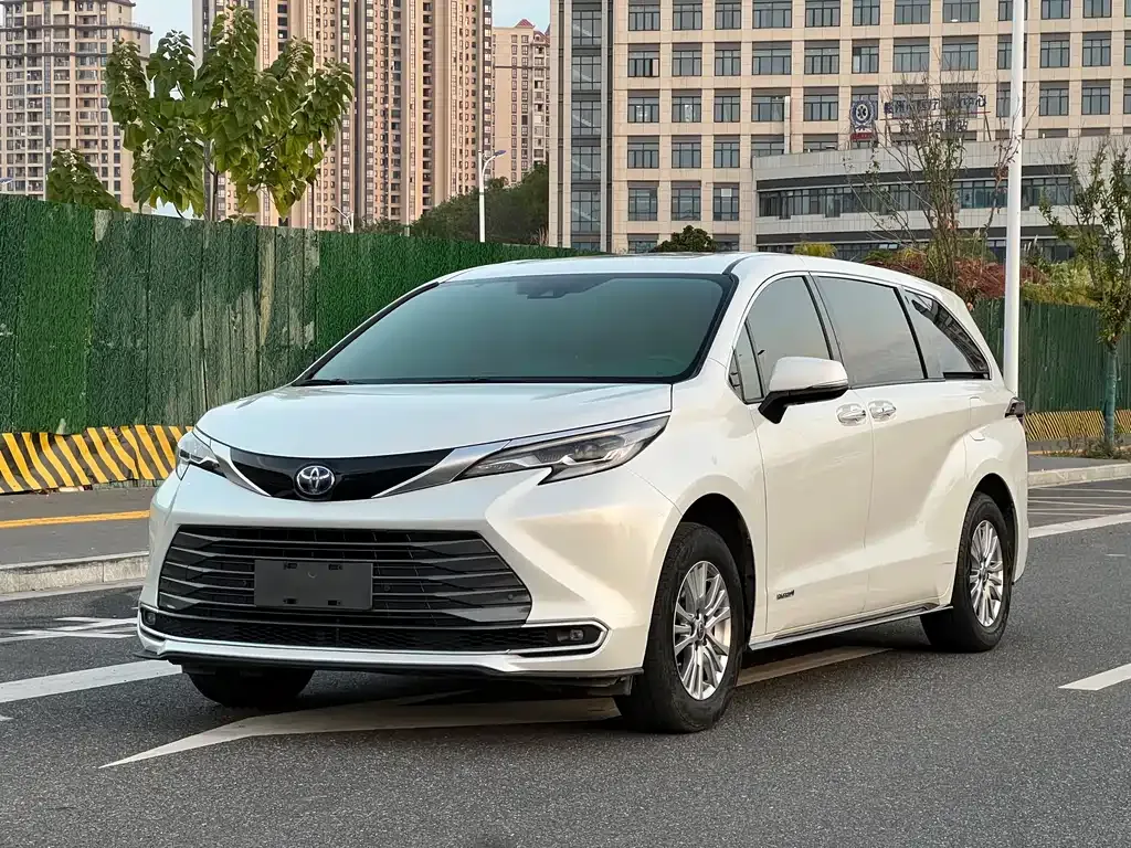 Toyota Sienna — фото 1