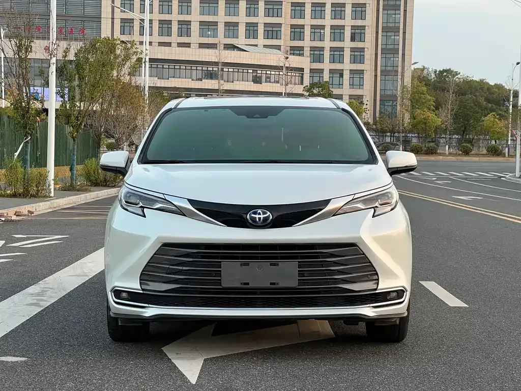 Toyota Sienna — фото 2