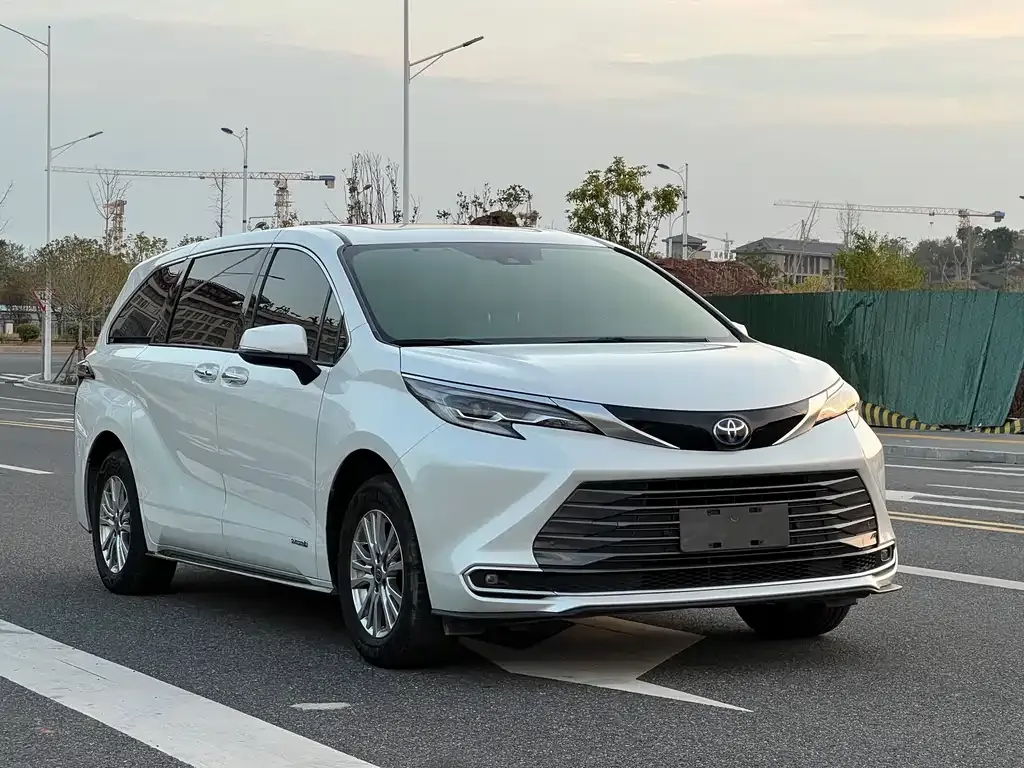 Toyota Sienna — фото 3