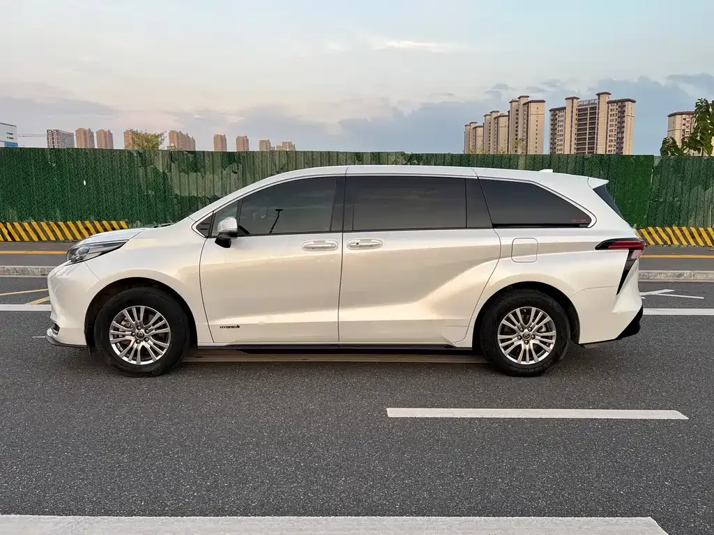 Toyota Sienna — фото 4