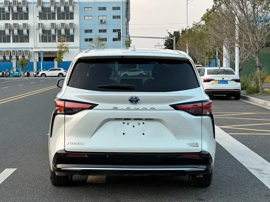 Toyota Sienna — фото 5