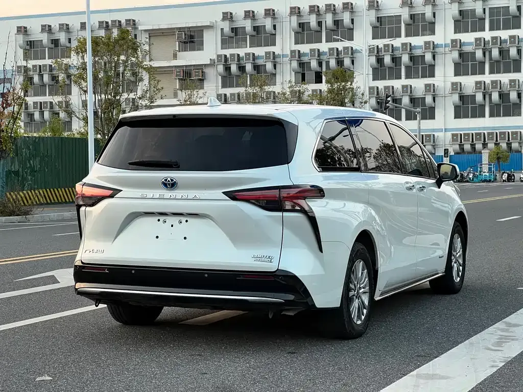 Toyota Sienna — фото 6