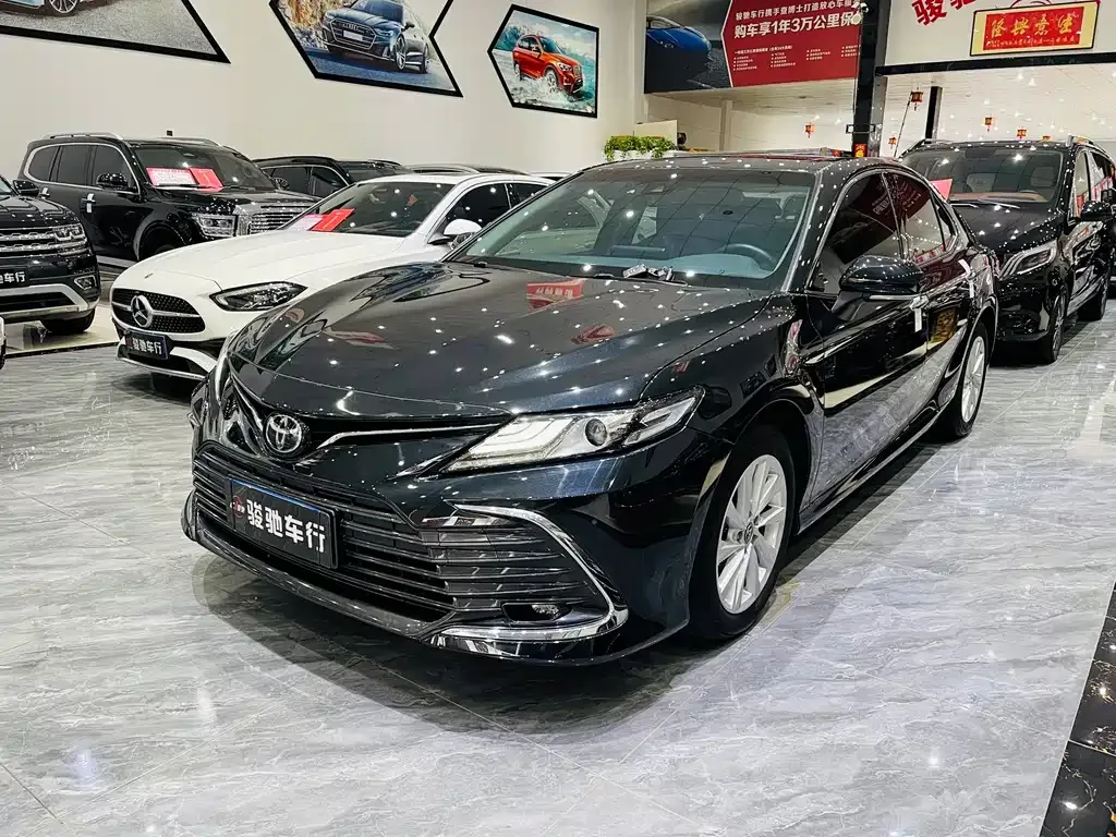 Toyota Camry — фото 1