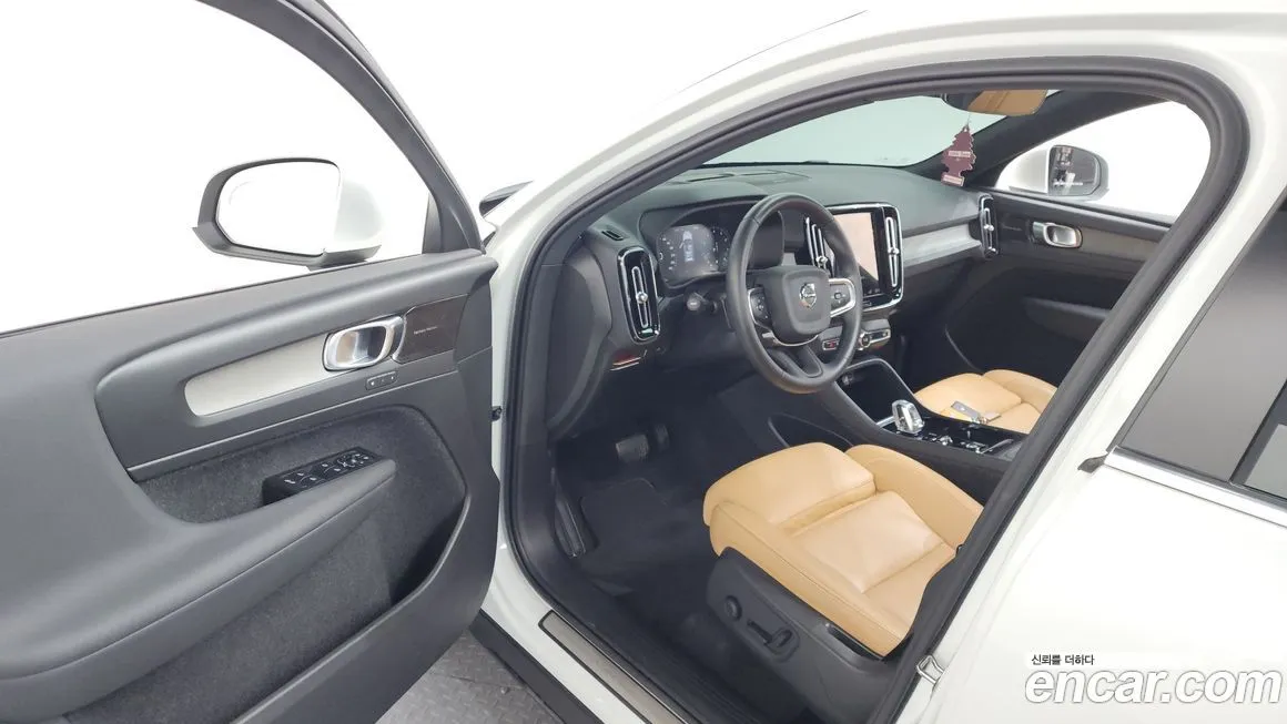 Volvo XC40 — фото 10