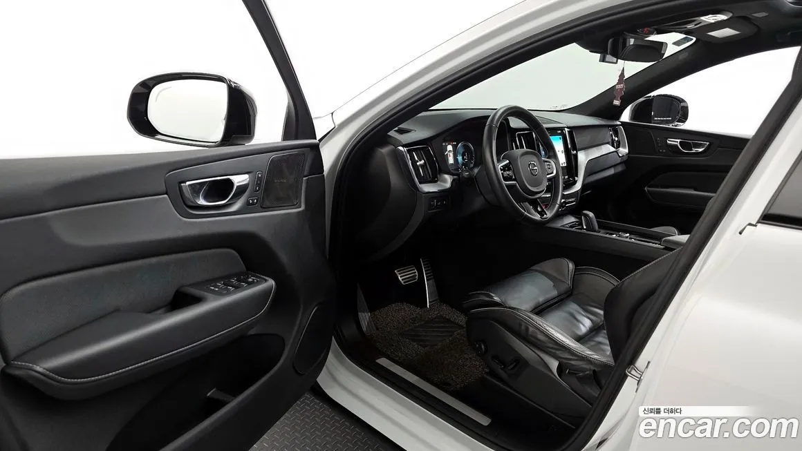 Volvo XC60 — фото 10