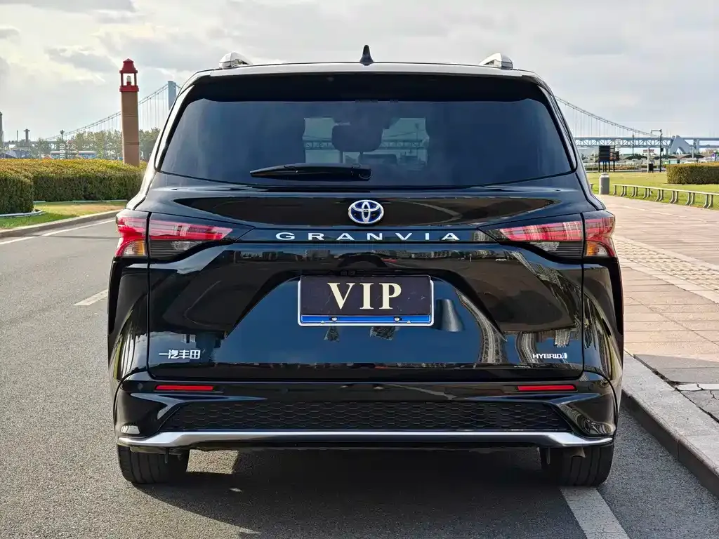 Toyota Granvia — фото 5