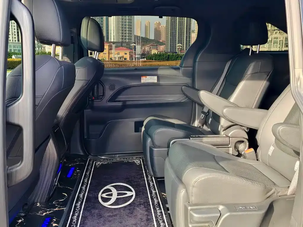 Toyota Granvia — фото 7
