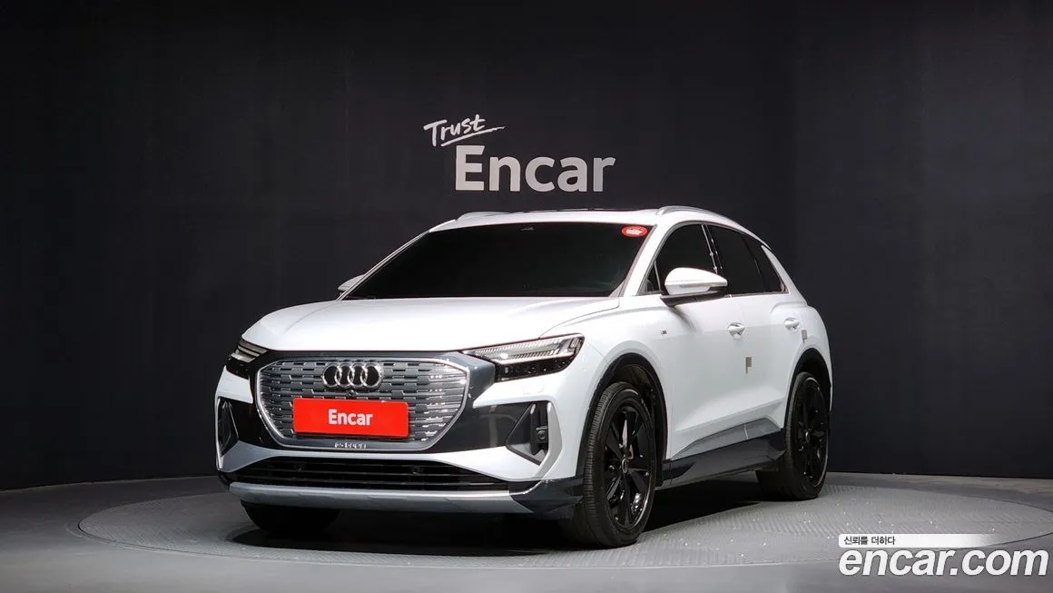 Audi Q4 e-tron — фото 1