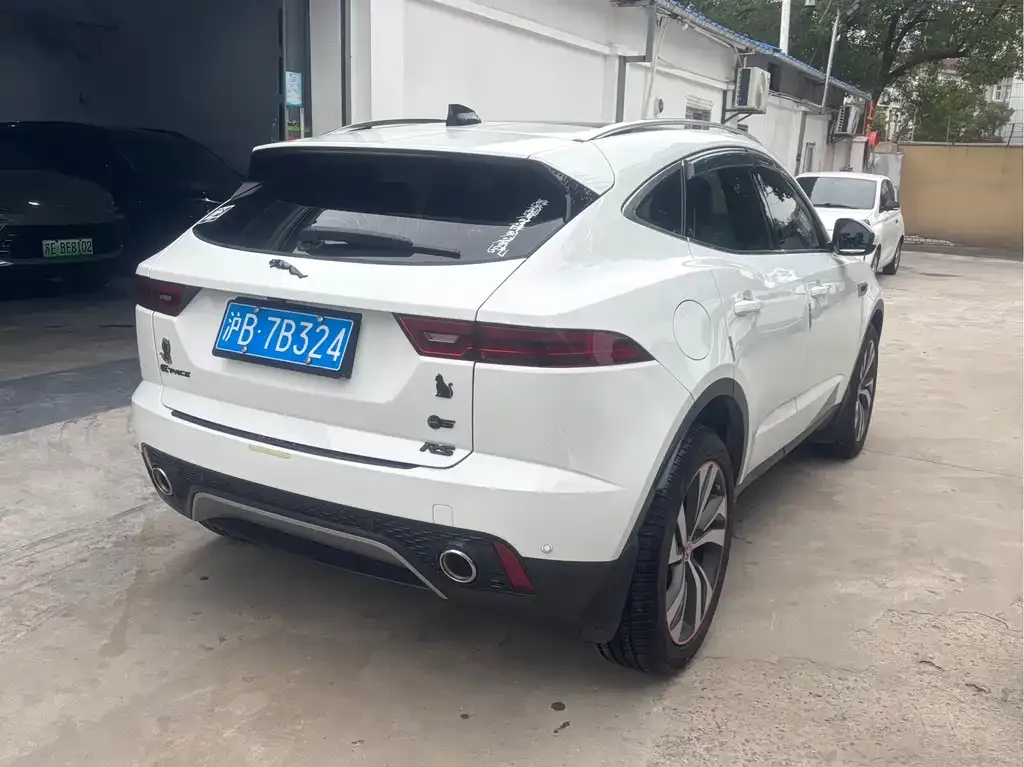 Jaguar E-PACE — фото 7