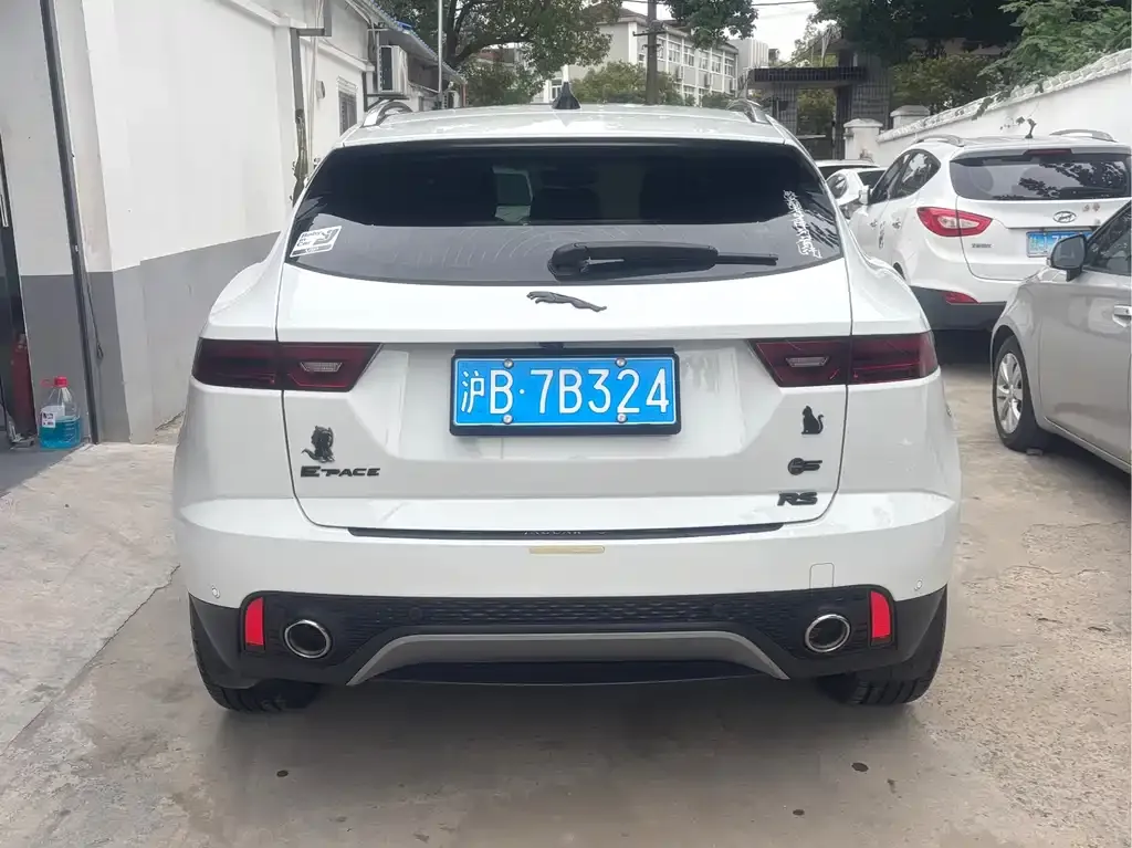 Jaguar E-PACE — фото 8