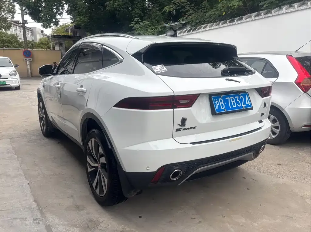 Jaguar E-PACE — фото 9