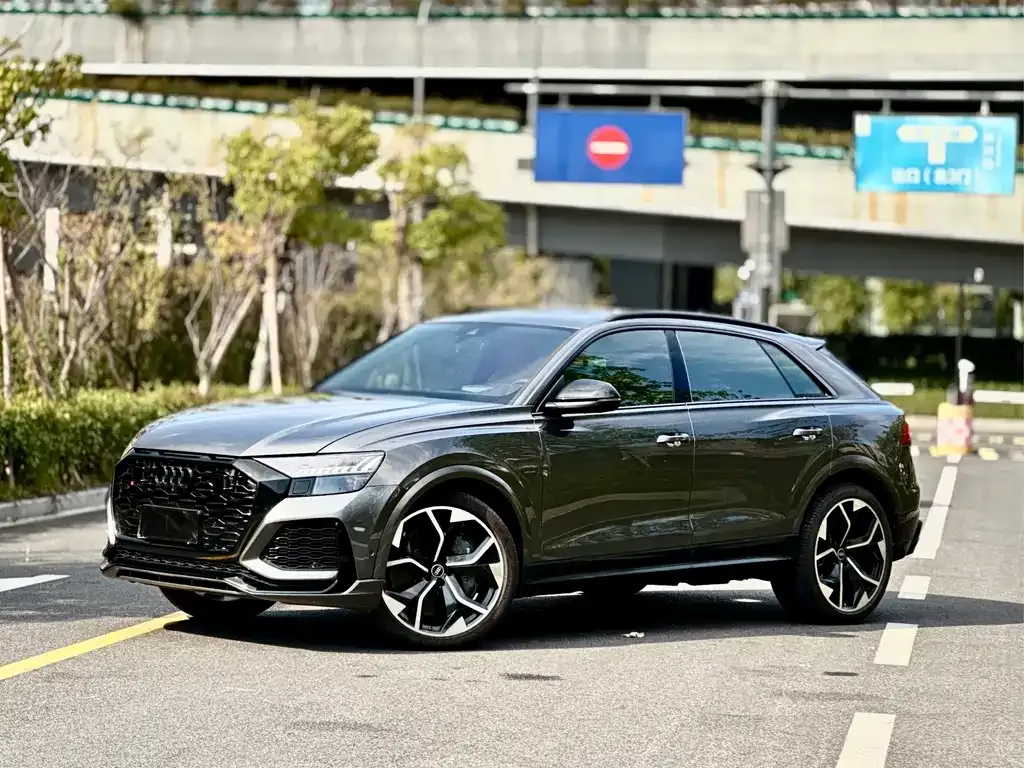 Audi RS Q8 — фото 1