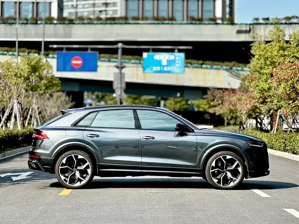 Audi RS Q8 — фото 5