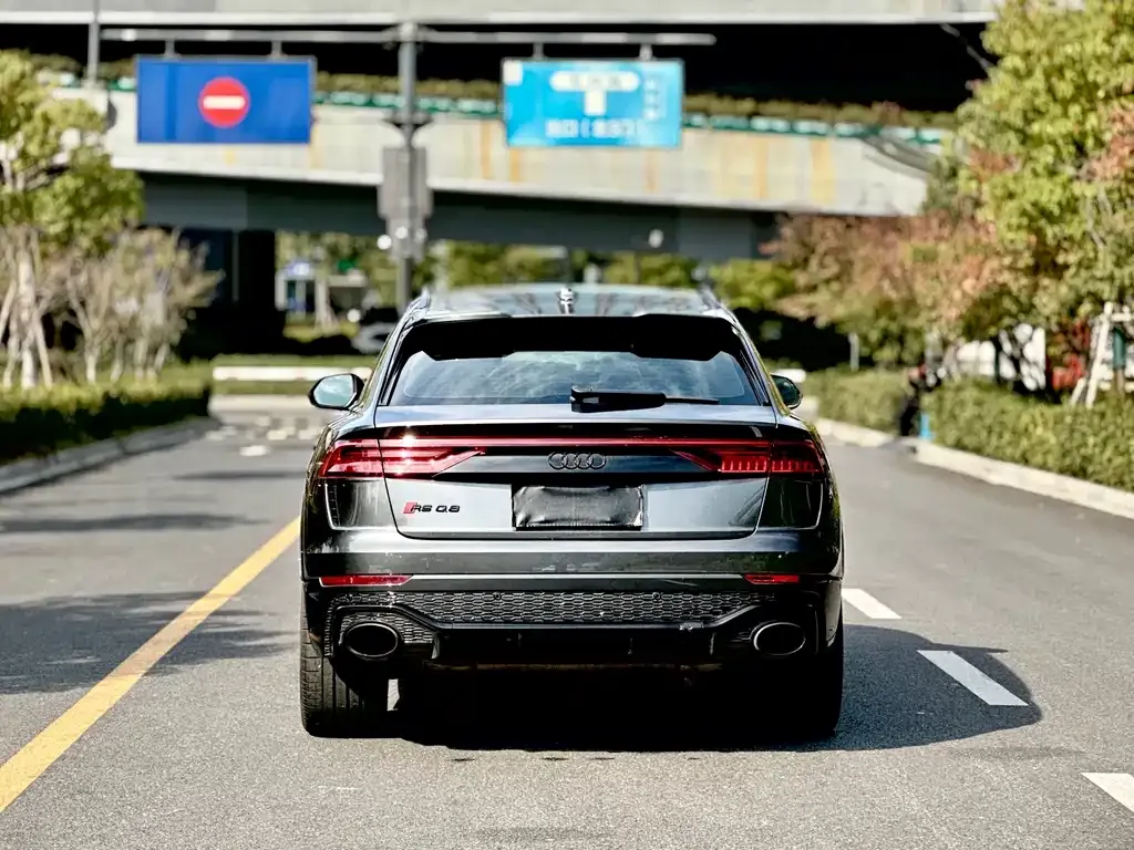 Audi RS Q8 — фото 7