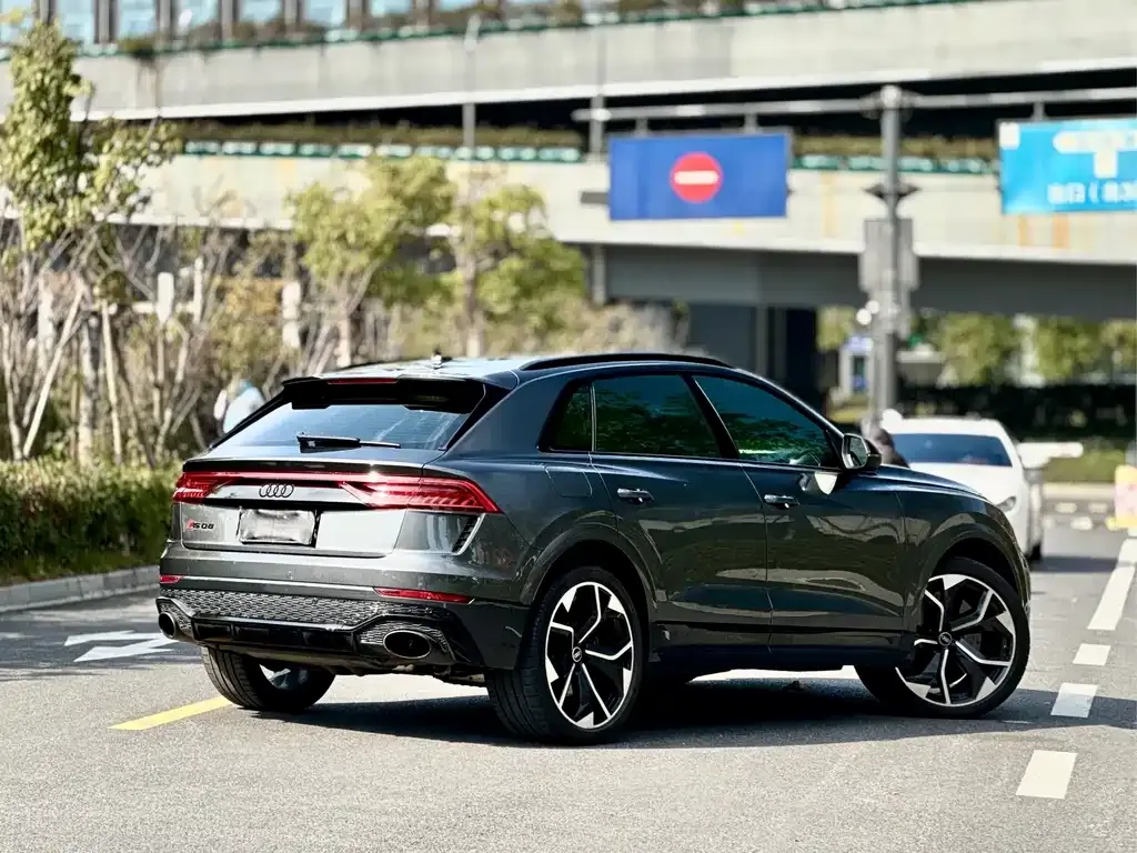 Audi RS Q8 — фото 8