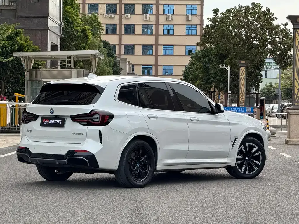 BMW iX3 — фото 8