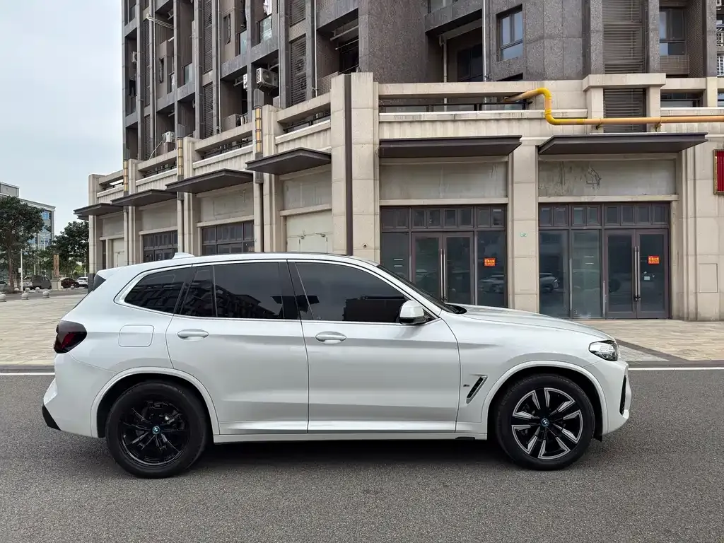 BMW iX3 — фото 9