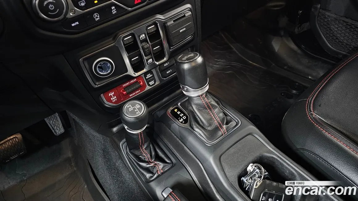 Jeep Wrangler — фото 9