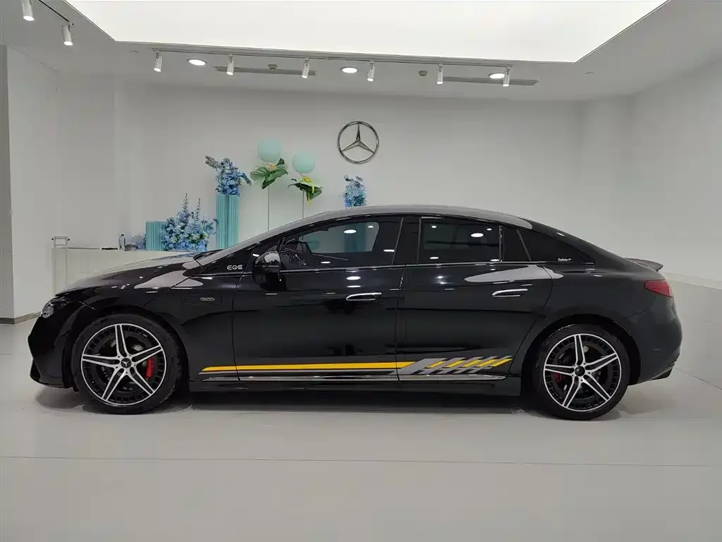 Mercedes-Benz EQE AMG — фото 9