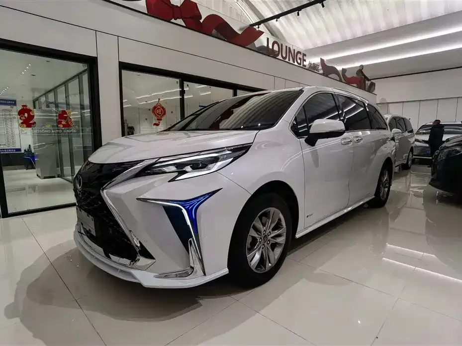 Toyota Sienna — фото 1