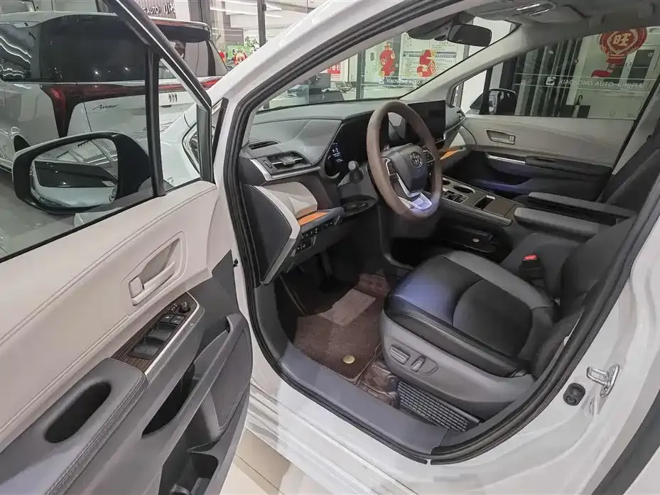 Toyota Sienna — фото 10