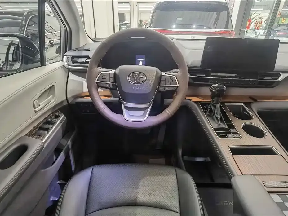 Toyota Sienna — фото 7