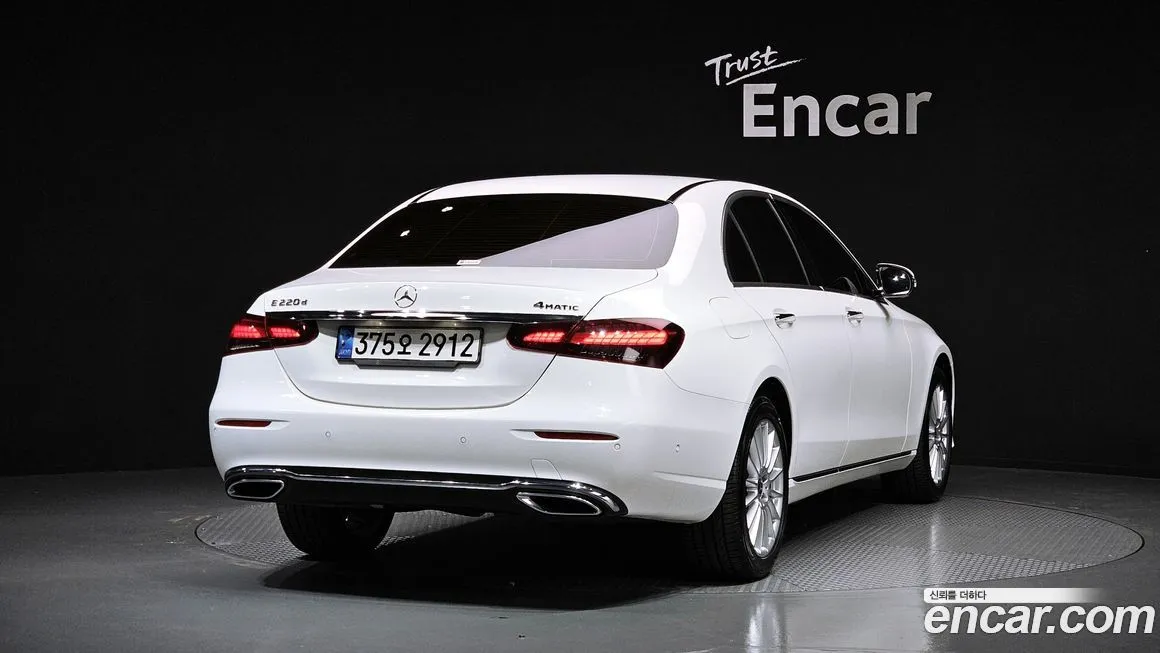 Mercedes-Benz E-Class — фото 2