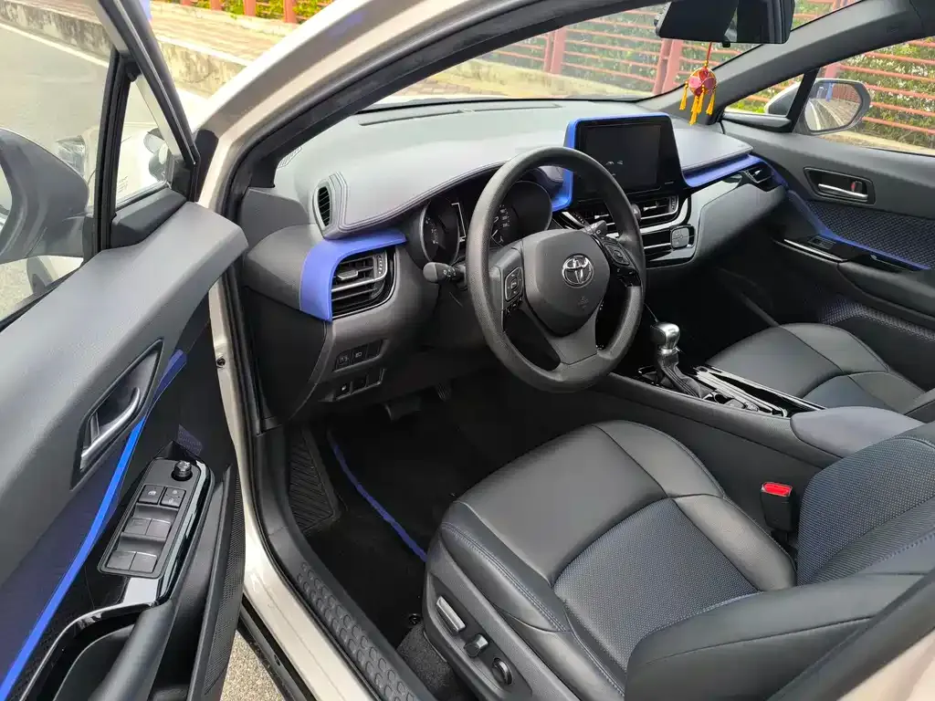 Toyota C-HR — фото 9