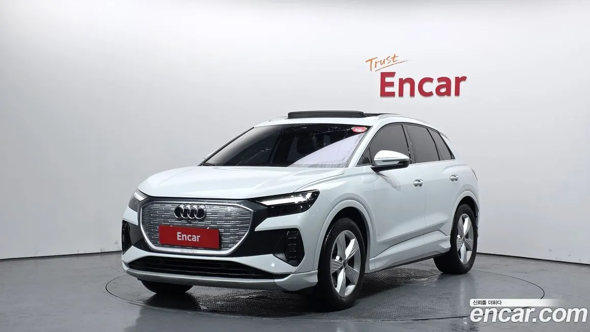 Audi Q4 e-tron — фото 1