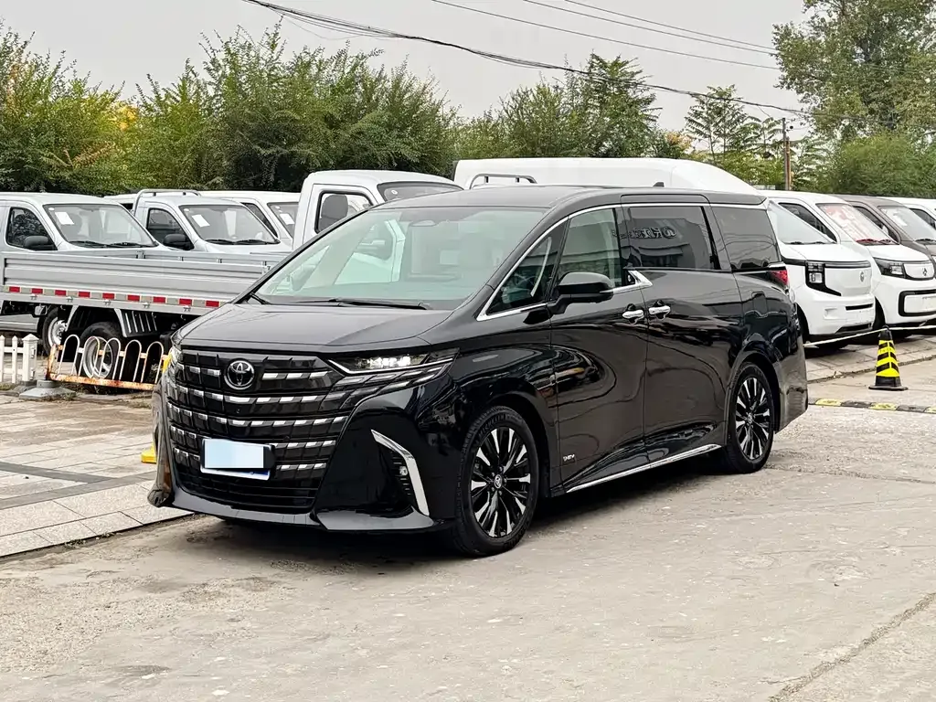 Toyota Alphard — фото 1