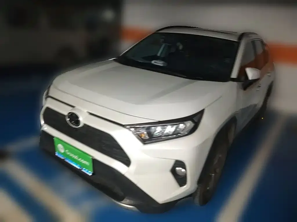 Toyota RAV4 — фото 1