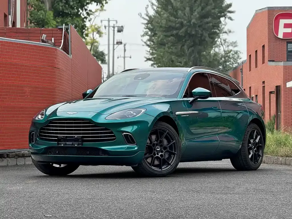 Aston Martin DBX — фото 1