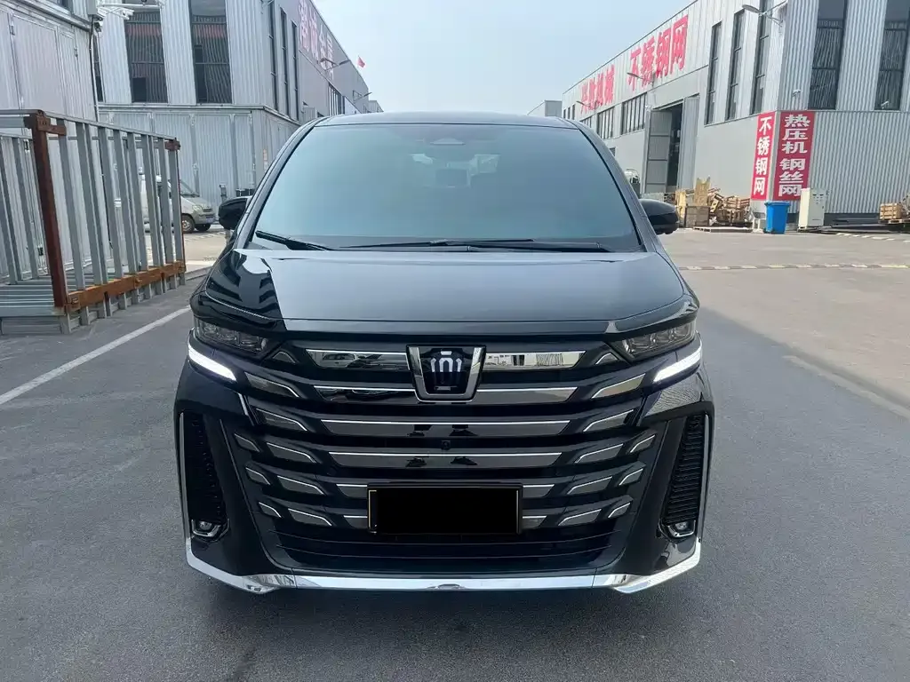 Toyota Vellfire — фото 1
