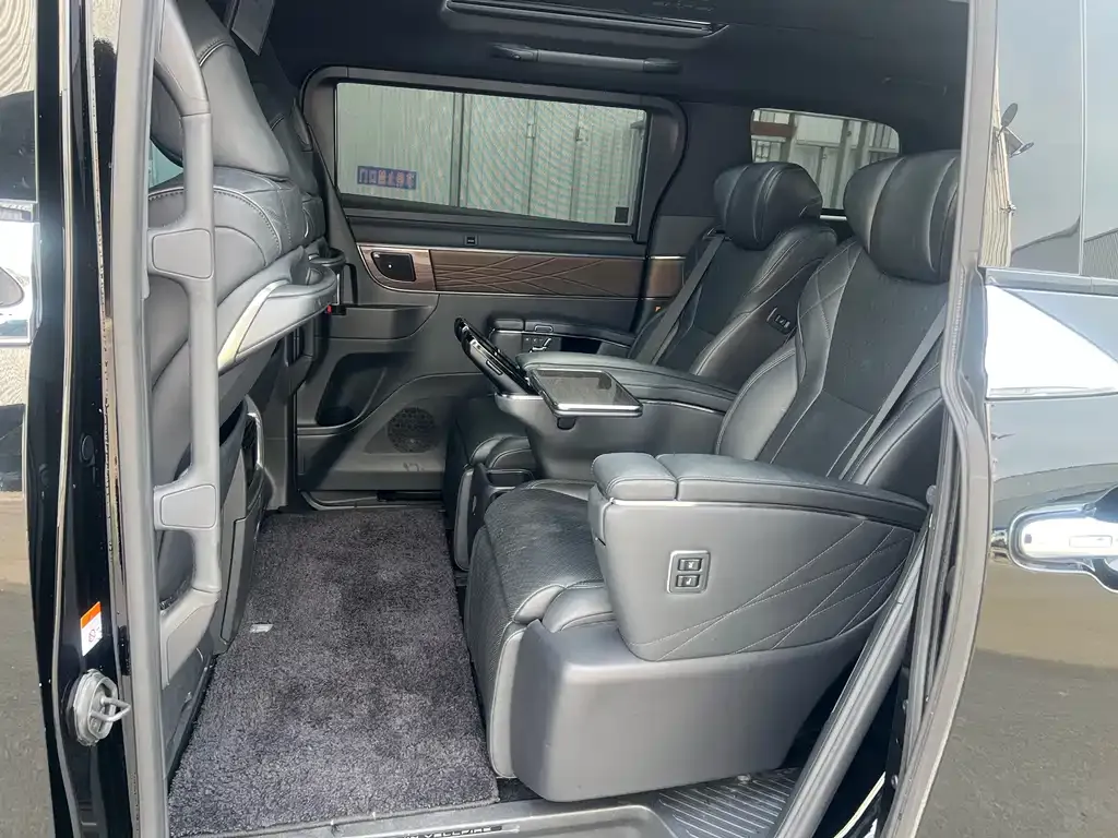 Toyota Vellfire — фото 5